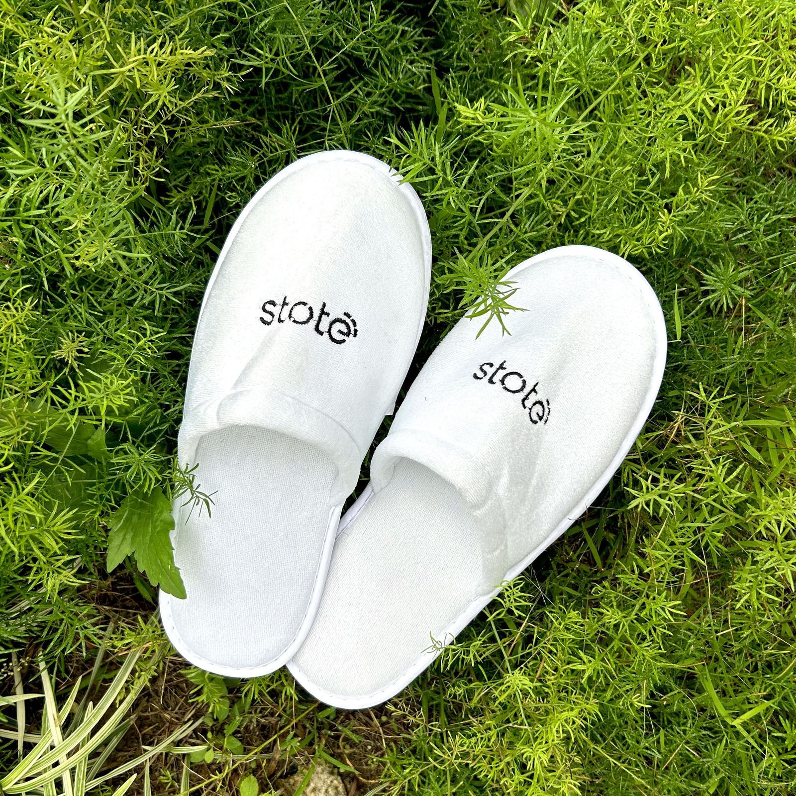 草地上的 STOTE ECO-STEPINN 環保酒店拖鞋